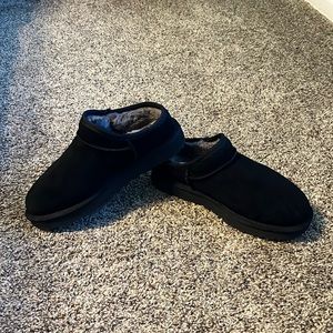 Black classic UGG slippers/shoes